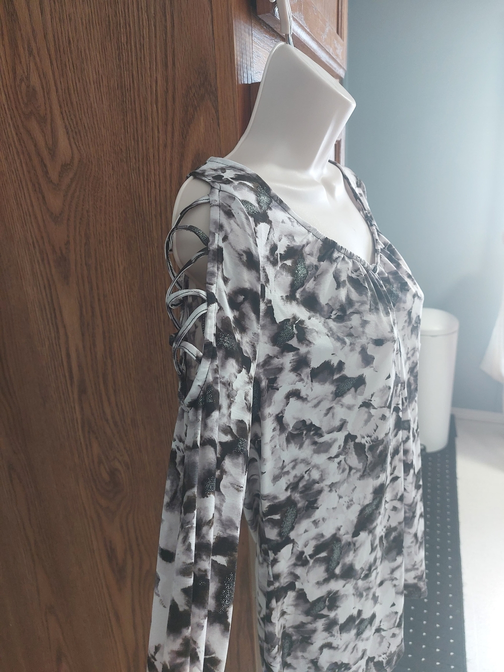 Jennifer Lopez Black and White V-Neck Long Sleeve Print Top - Picture 4 of 6
